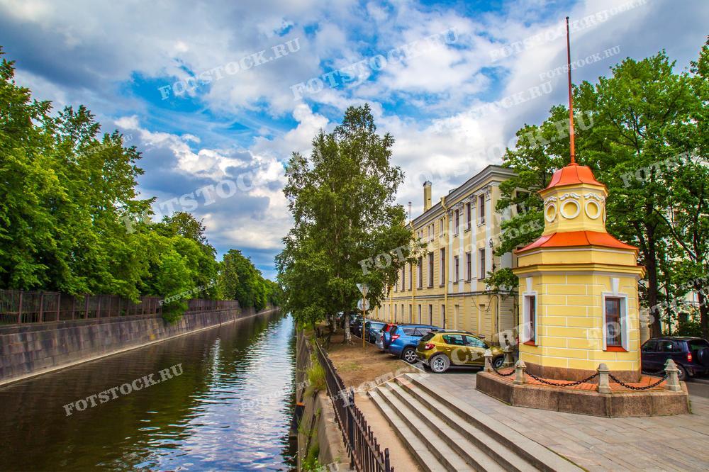 Кронштадтский фушток — яркий элемент архитектурного ансамбля и важная часть истории Кронштадта, города-крепости и важного морского порта России. Фотография может быть использована для тематических статей о морской истории России, для книг и путеводителей по Кронштадту, а также в образовательных материалах о российских морских крепостях.